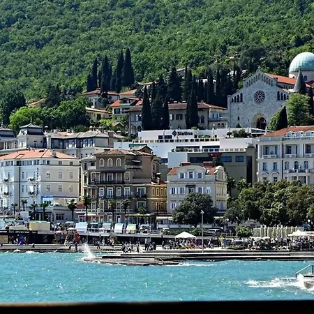 Ines, Cozy, Stunning View, Parking, Pet Friendly Apartment *