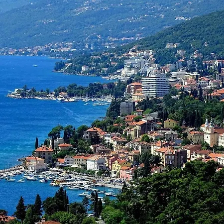 Ines, Cozy, Stunning View, Parking, Pet Friendly Apartment *