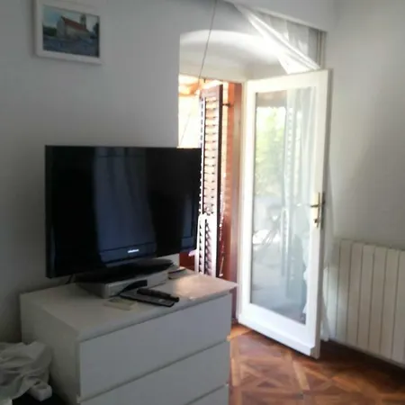 Ines, Cozy, Stunning View, Parking, Pet Friendly Apartment *